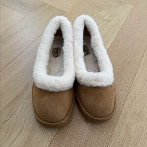 Cozy Tan Slippers with White Fleece Lining
